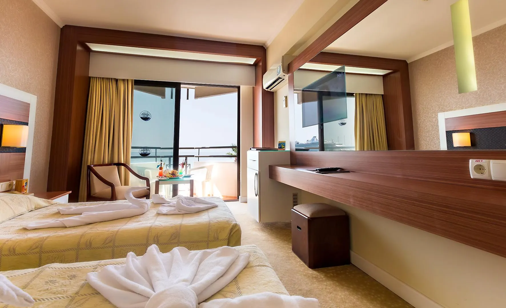 فندق ديريجي كوشاداسيه 4*,